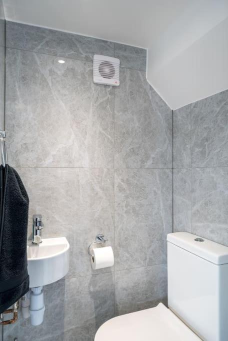 ハーロウLux 3Bed Near Wembley With Parking By Oceana Group - Sleeps 8アパートメント エクステリア 写真